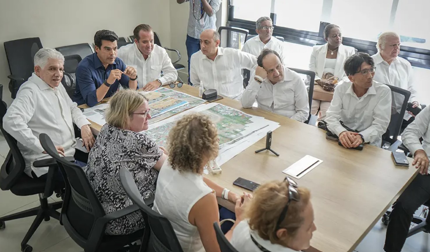 Wellington Arnaud muestra a embajadores y ministros proyecto de saneamiento del arroyo Gurabo en Santiago