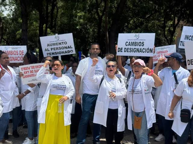 Gremios de Salud marchan al Palacio Nacional para exigir mejores condiciones laborales