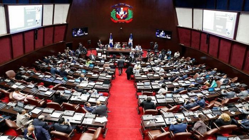 Diputados aprueban que becados que no regresen al país devuelvan al Gobierno costo de estudios