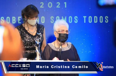 A María Cristina Camilo le entregan una &quot;estatuilla equivocada&quot;, de teatro en vez de comunicadora
