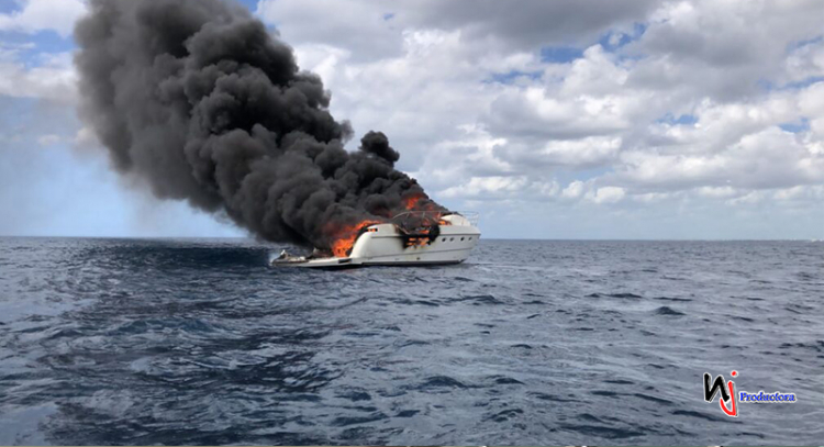 Se incendia embarcación panameña cerca de Bayahíbe y rescatan a sus 12 ocupantes