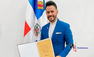 Manny Cruz es declarado hijo predilecto de Santo Domingo