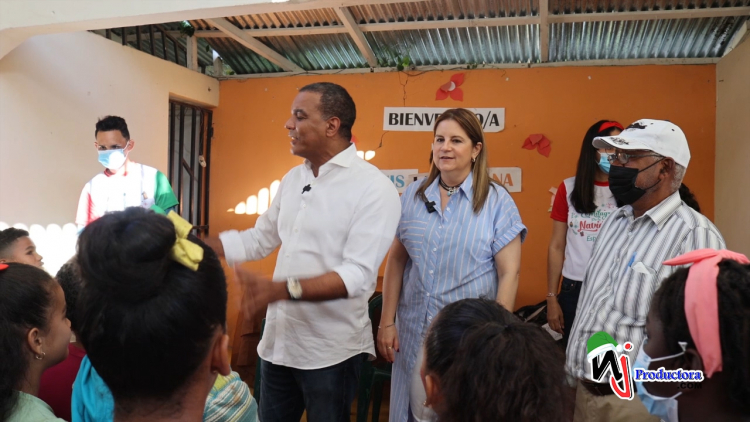 El senador Carlos Gómez entrega juegues a niños de San Luis, La Manzana