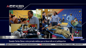 Senador Carlos Gómez visita jornada médica que se desarrolla en el polideportivo, recibe las explicaciones de la Dra. Melani Hidalgo y de Ramón Tallaj Jr.