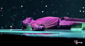 Bad Bunny se cae en el escenario durante concierto en Atlanta