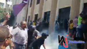 PN dispersa con bombas a grupo del PLD en el Palacio Justicia de SD