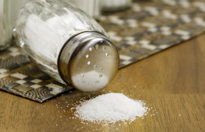 Añadir sal a los alimentos en el plato está asociado con un mayor riesgo de enfermedad renal crónica
