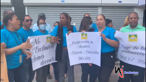 Técnicos de educación protestan frente al distrito 0606 exigiendo pagos de incentivos
