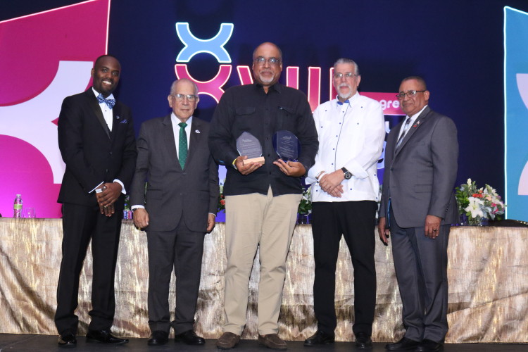La Sociedad Dominicana de Oncología rinde emotivo reconocimiento a sus 14 ex-presidentes en una gala en Punta Cana en su XVIII Congreso Internacional de Oncología