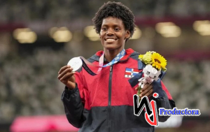 La dominicana Marileidy Paulino muestra su medalla de plata en la ceremonia de premiación de los 400 metros femeninos de los Juegos Olímpicos de Tokio.