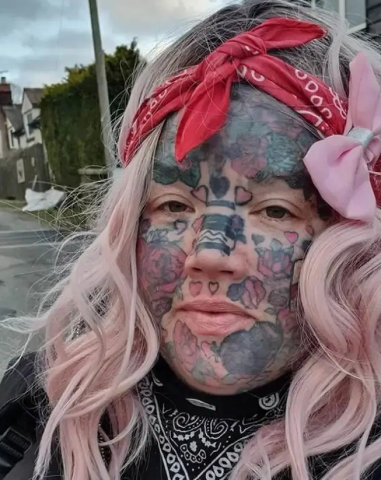 La mujer que es adicta a los tatuajes y por esa razón no consigue trabajo