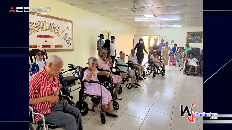 Tarde alegre en el Hogar de Ancianos desvalidos La Santísima Trinidad con JCI Moca 84