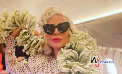 Lady Gaga se forra el cuello de dólares, presume bufanda confeccionada con billetes de US$100