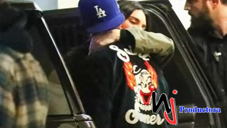 Bad Bunny y Kendall Jenner confirman su romance al besarse a la salida de un restaurante