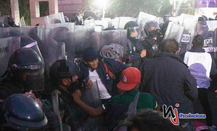 MEXICO: Migrantes se enfrentan por cierre de la autopista Puebla