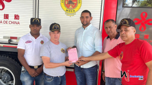 El ingeniero Aníbal Rodríguez realiza aporte para los bomberos de Moca