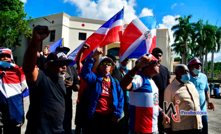 Dos grupos nacionalistas defienden frente a Palacio Nacional las medidas sobre Haití