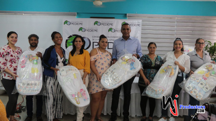 Senador Carlos Gómez y Programa Supérate Entregan Canastillas a más de 80 Embarazadas