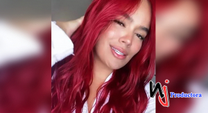 Rojo como la sirenita Ariel, así es el cabello de Karol G