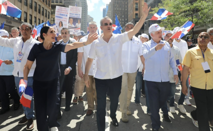 Presidente Abinader encabeza Desfile Dominicano de Manhattan; recorre la Sexta Avenida ovacionado por la multitud