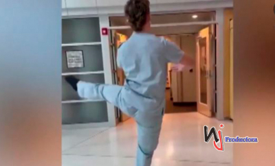 Un enfermero improvisa una coreografía de ballet en el vestíbulo de un hospital
