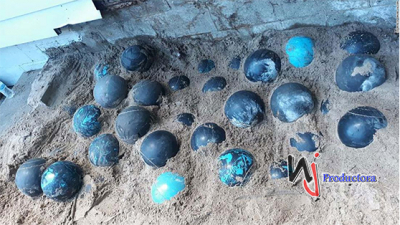 Descubren más de 150 bolas de boliche debajo de una casa durante una renovación