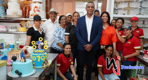Senador Carlos Gómez realiza visita de cortesía a Repostería El Poly
