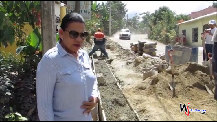 La Gobernadora provincial de Espaillat, Juana Rosario de Candelier supervisó la reconstrucción de la carretera Jamao-Moca