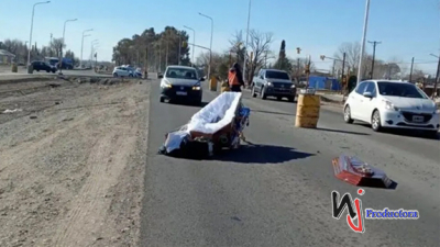 Un coche fúnebre pierde el ataúd camino del funeral: el cuerpo se quedó sobre el asfalto